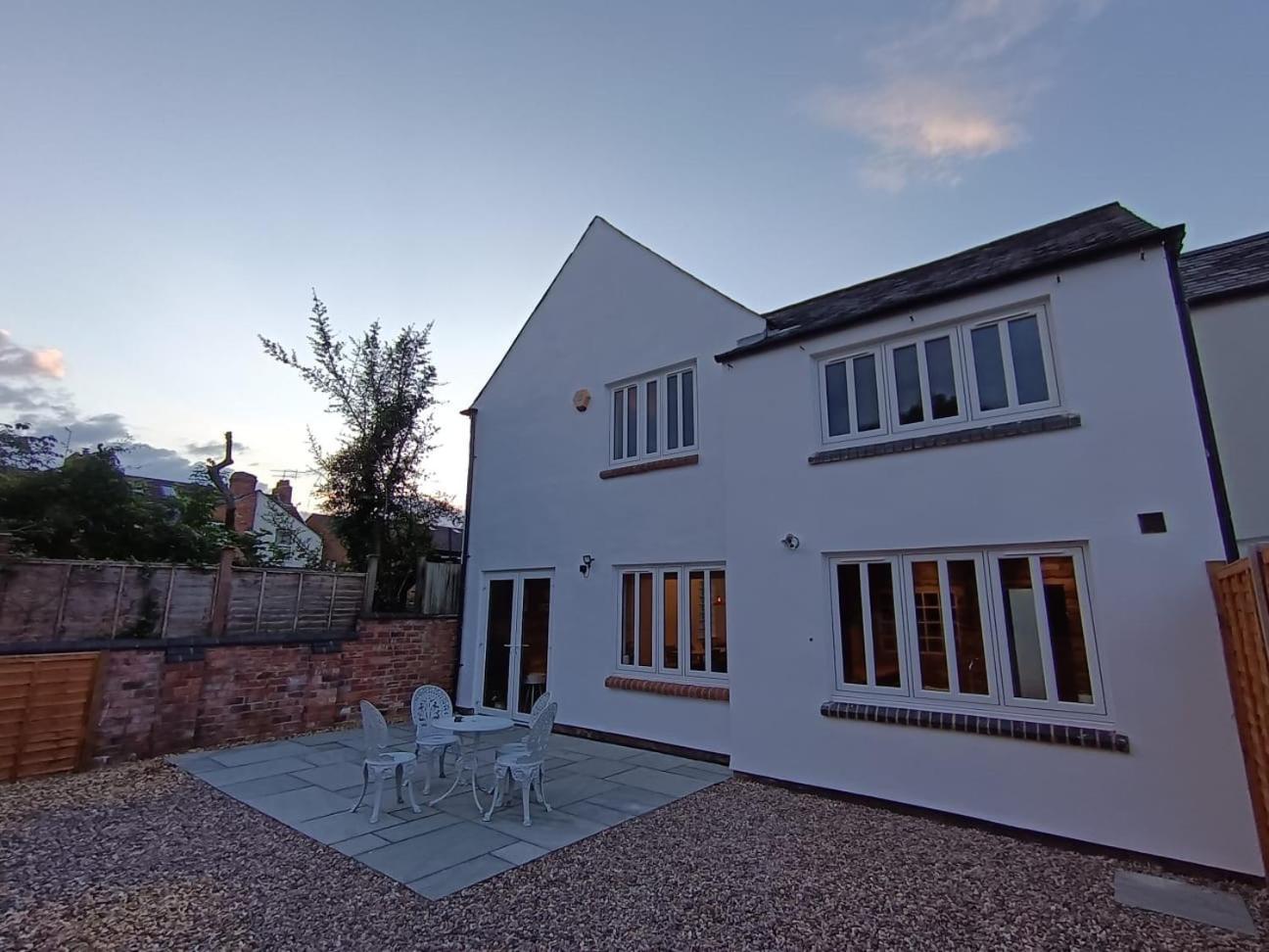 Oasis - 4 Bedroom House Holiday home Northampton