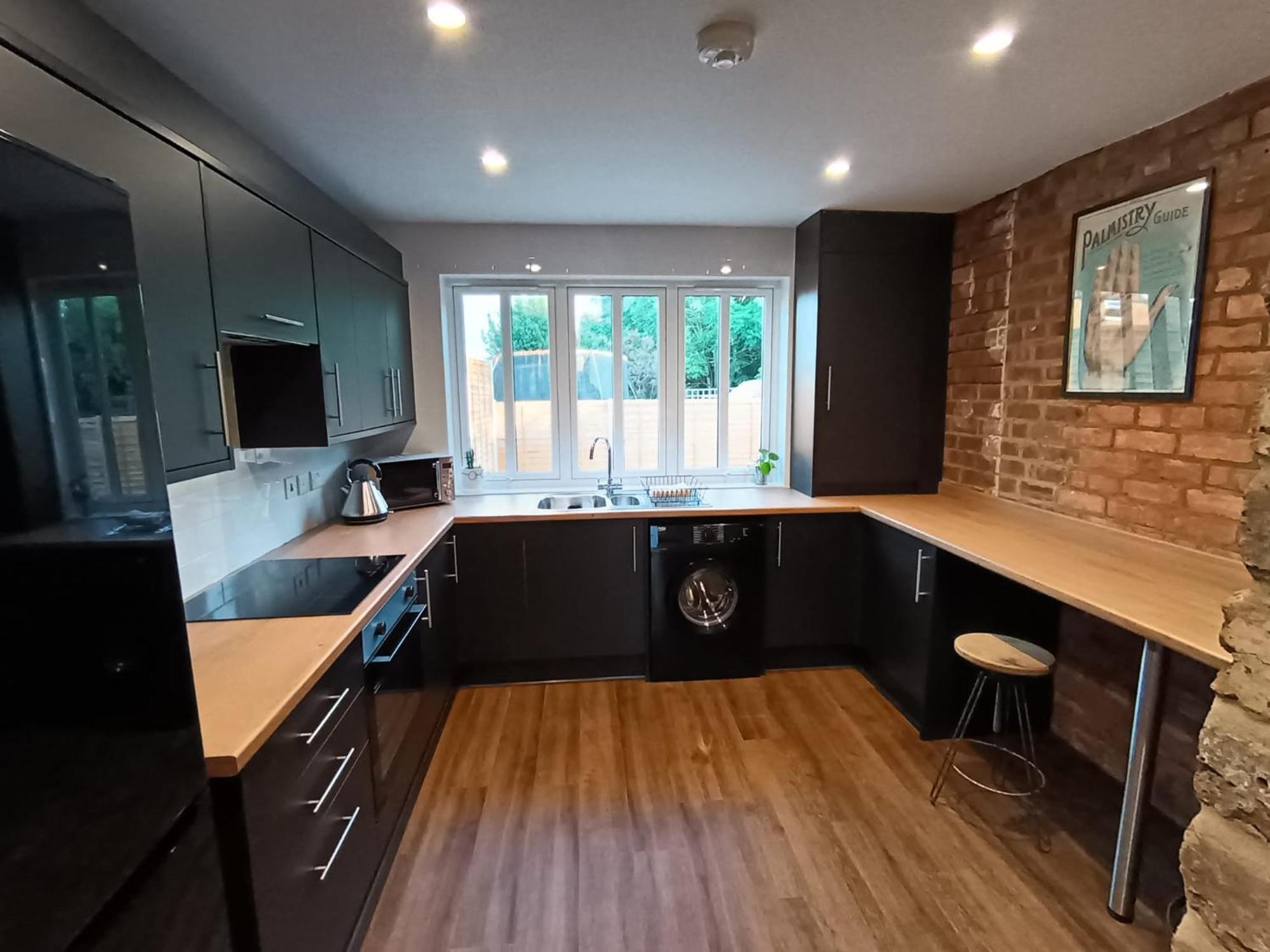 Oasis - 4 Bedroom House * Northampton