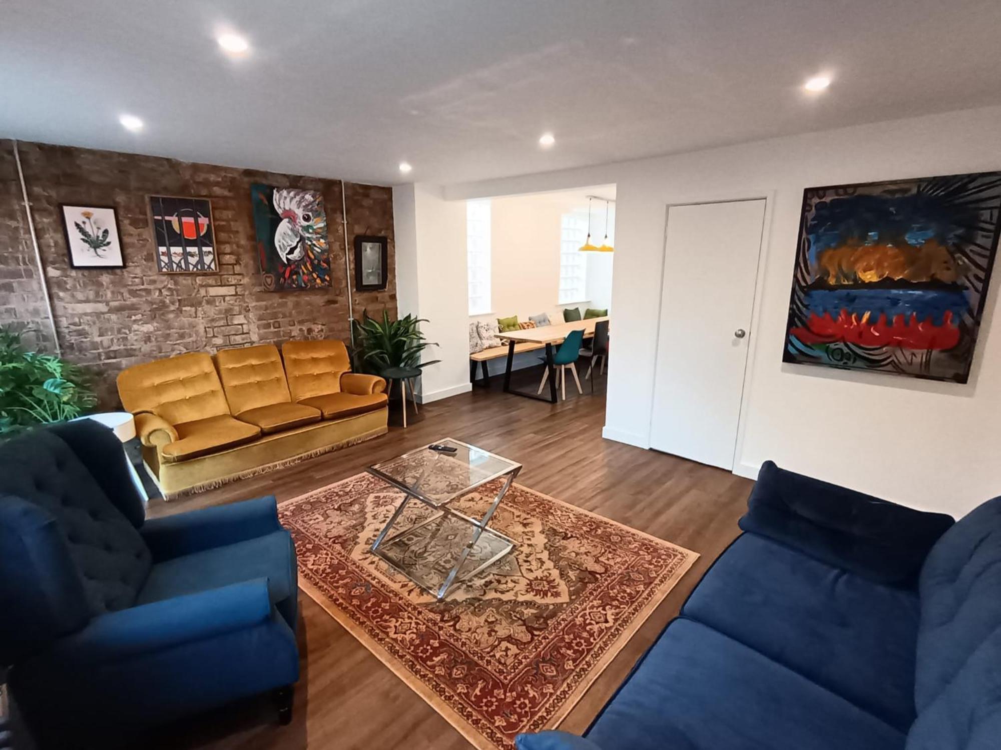 Oasis - 4 Bedroom House * Northampton