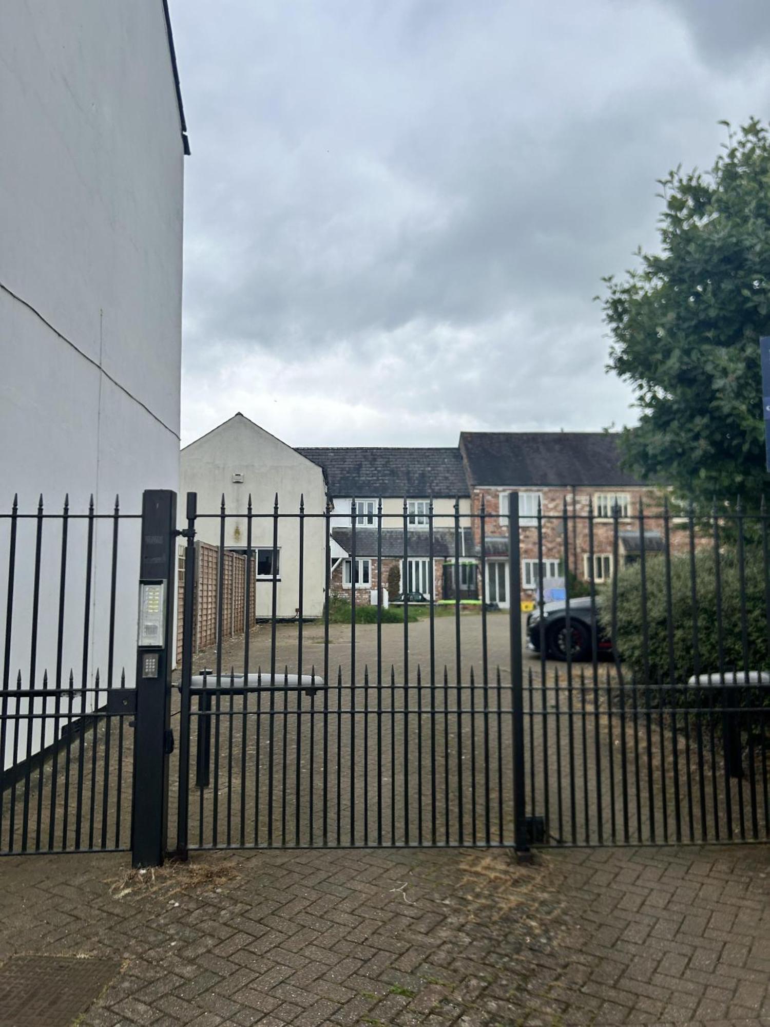 Oasis - 4 Bedroom House * Northampton